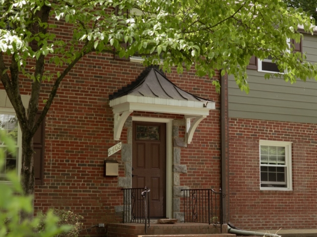 1970&#039;s Bethesda home has new roof, siding, and doors installed