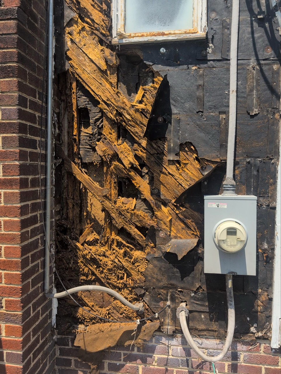 Before a Hyattsville, MD home exterior remodeling project with Deep Ocean James Hardie Siding and Prezi 6.0 Presidential Windows